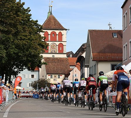 Radrennfahrer fahren auf die Kurve beim Martinstor zu.