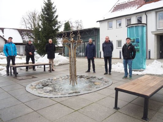 Sechs Männer und ein Brunnen