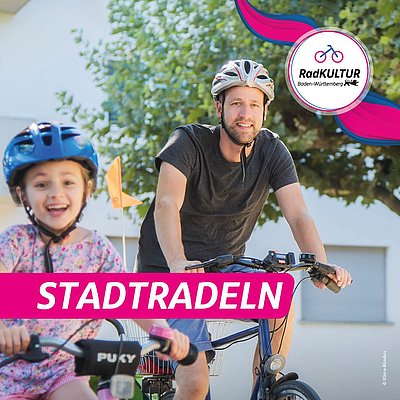 Ein Mann und ein Mädchen auf Fahrrädern