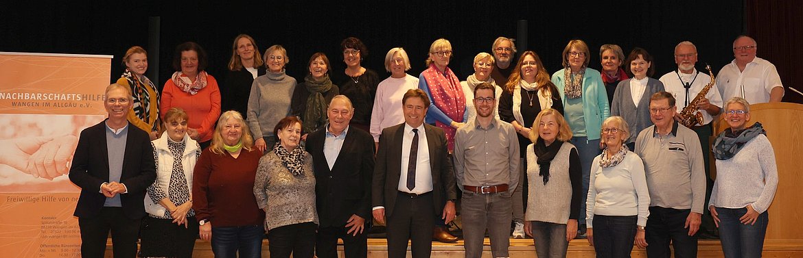 Gruppenbild mit vielen Menschen.