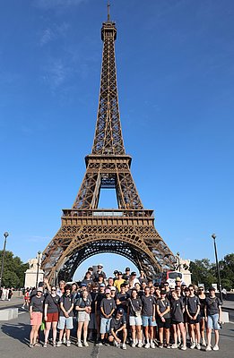 Eine Gruppe vor dem Eiffelturm in Paris.