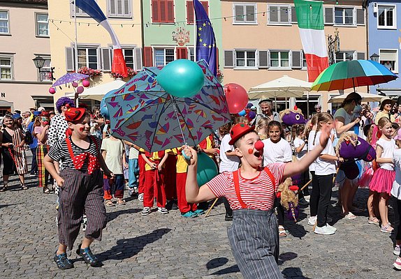 Bunte Zirkusmannschaft mit lustigen Clowns