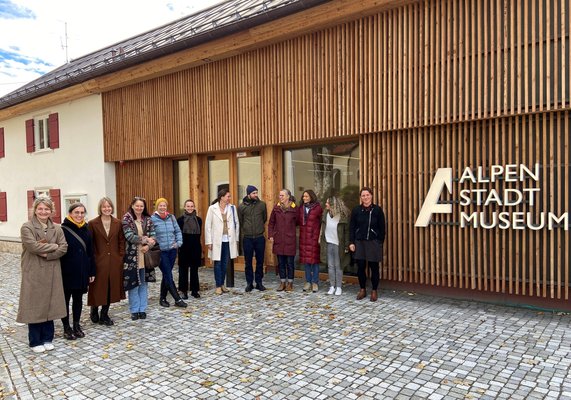 Eine Gruppe vor dem Museum in Sonthofen