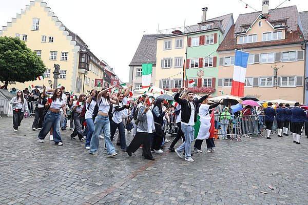 Eine Schülergruppe mit italienischen Fähnchen