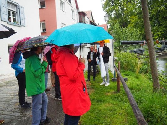 Menschen unter Regenschirmen 