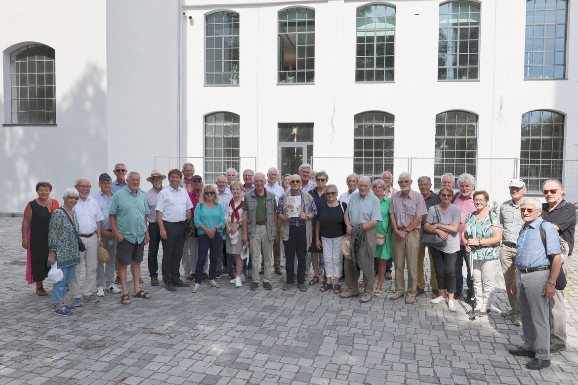 Gruppenbild vor der Neuen Spinnerei in der ERBA