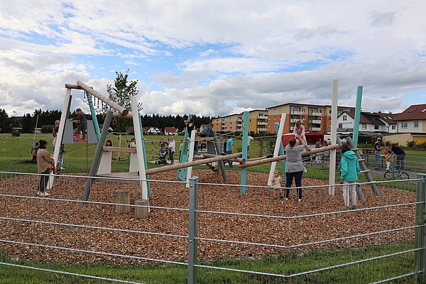 Klettergerät mit Kindern