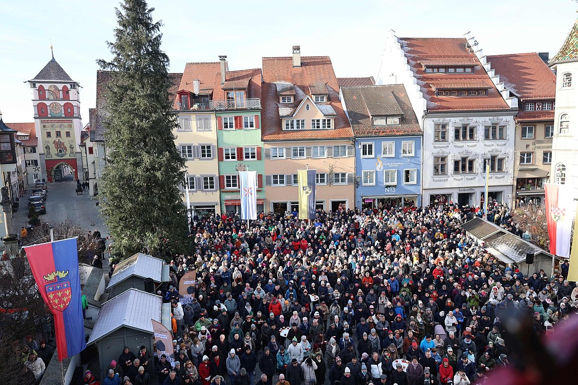 Blich von oben auf den vollen Marktplatz.