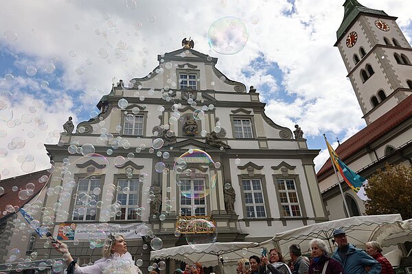 Seifenblasenkünstlerin vor dem Rathaus