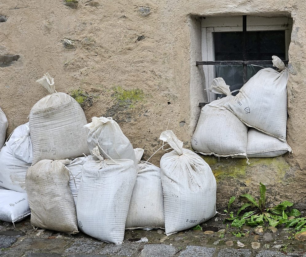 Sandsäcke an einem Haus in der Altstadt
