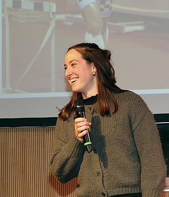 Eine junge Frau am Mikrofon.