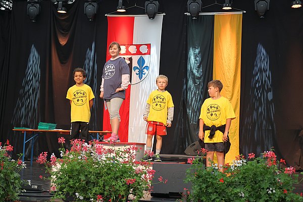 Vier Kinder auf dem Treppchen.