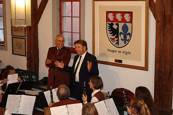 OB Lang spricht neben einem Mann zur Kapelle.