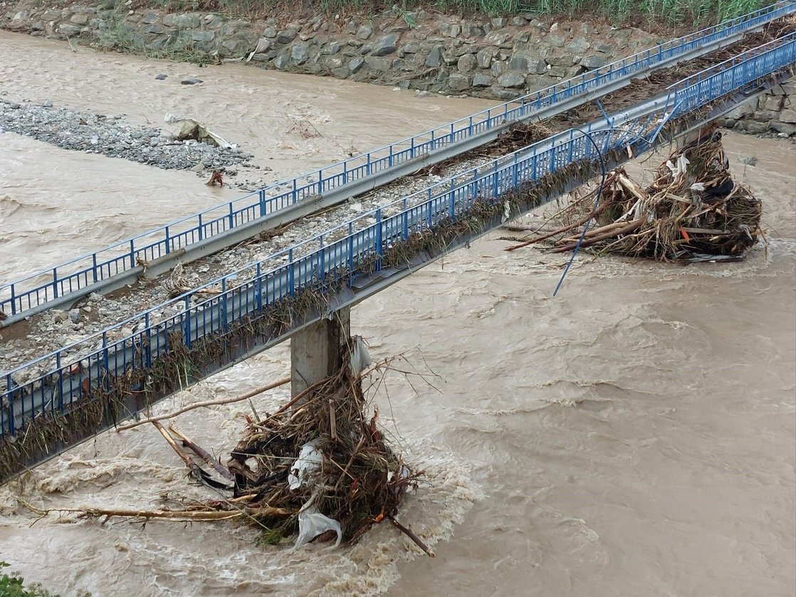 Brücke mit Schlamm und Geröll