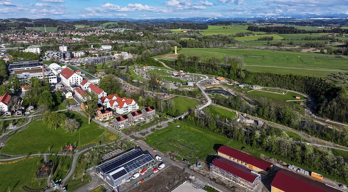 Blick über die ERBA, den Park und in die Allgäuer Landschaft
