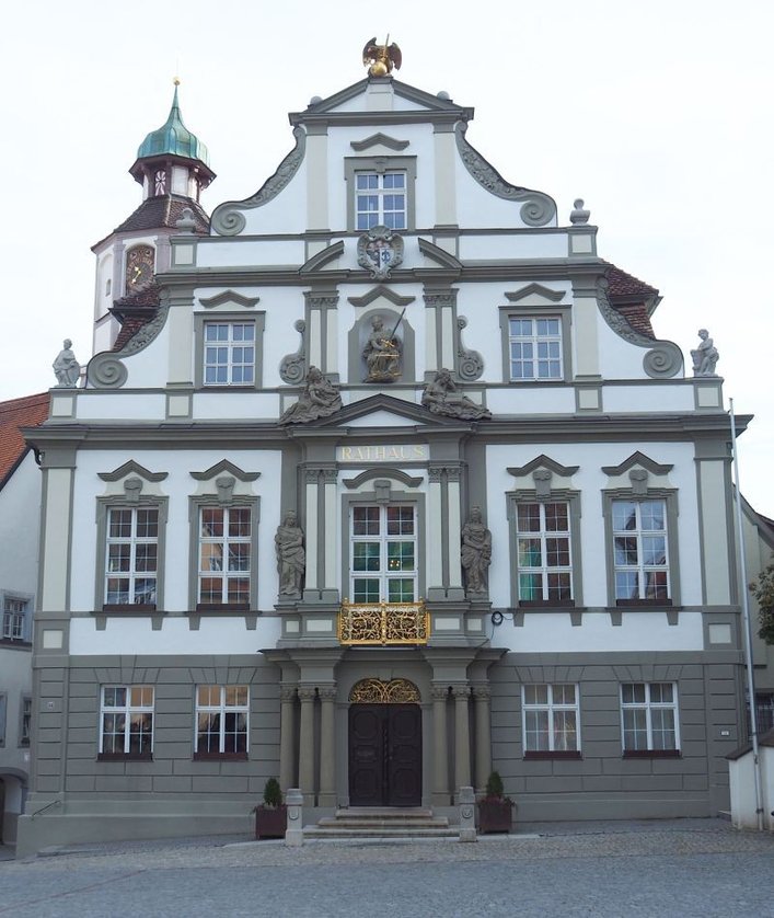 Blick vom Marktplatz auf das Rathaus der Stadt Wangen im Allgäu