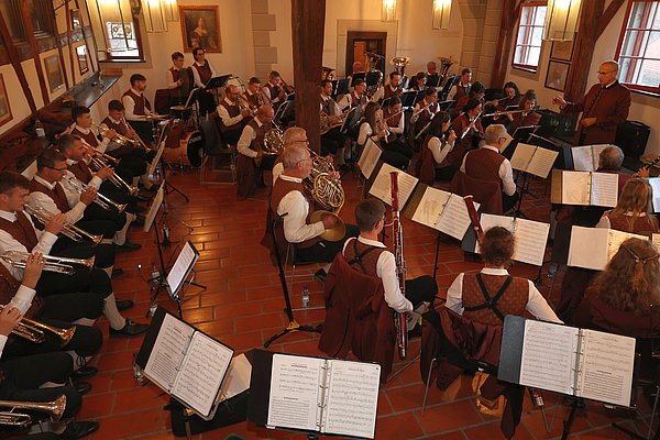 Die Musiker sitzen vor der Ständestube.