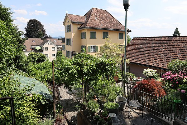 Blick auf einen Garten mitten in der Wiler Altstadt.