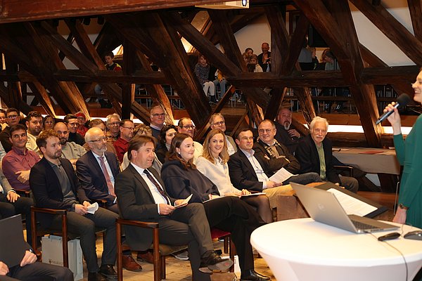 Blick in den vollbesetzten großen Sitzungssaal.