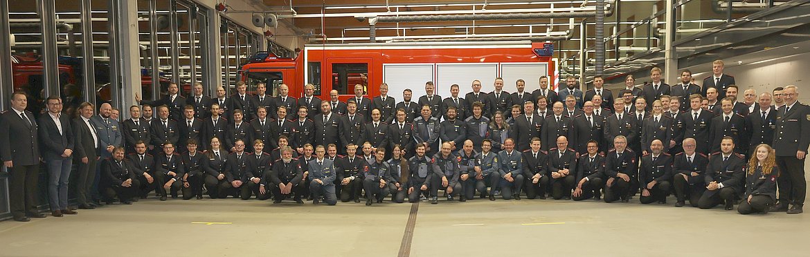 Rund 100 Männer und Frauen in der Halle des Feuerwehrhauses.