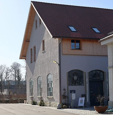 Ein großes Gebäude.