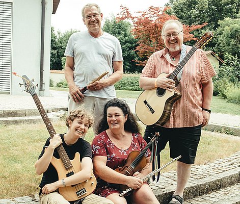 Zwei Männer, zwei Frauen mit Instrumenten