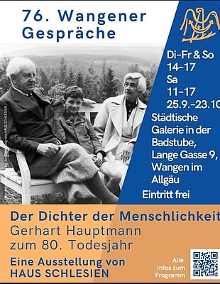 Poster für die 76. Wangener Gespräche mit Informationen über die Ausstellung zu Gerhart Hauptmanns 80. Todestag. Enthält Öffnungszeiten, Veranstaltungsort in Wangen und den Hinweis auf den freien Eintritt. Zeigt eine schwarz-weiße Fotografie von drei Personen im Freien.