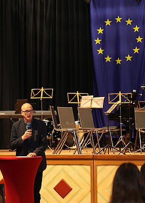 Ein Mann spricht in ein Mikrofon