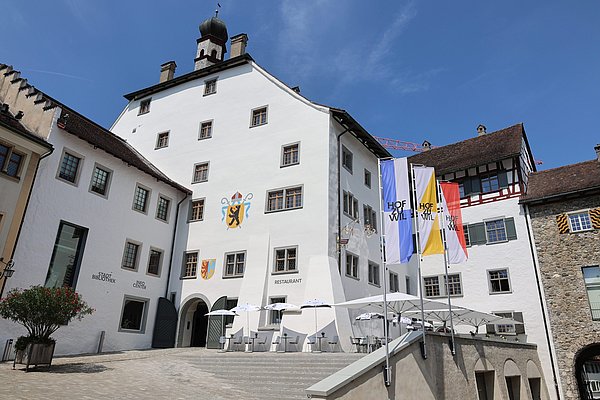 Ein großes Gebäude aus dem Mittelalter in Wil.