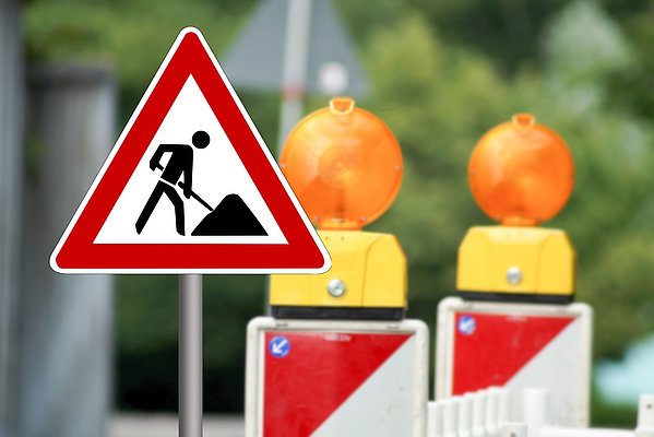 Straßenschild Baustelle und Warnbarken
