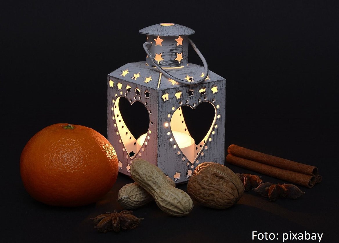 Licht mit Kerze, Nüsse, Mandarine