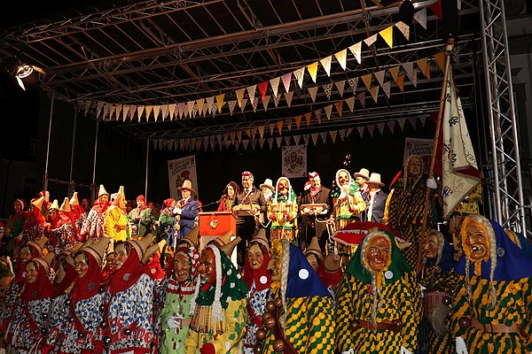Buntes Narrenbild auf und vor der Bühne