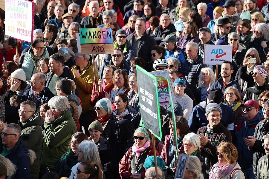 2500 Bürgerinnen und Bürger stehen für Demokratie und Menschenrechte ein