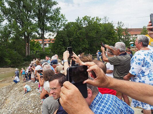 Viele Menschen mit Handys