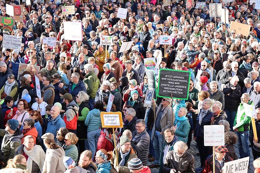 2500 Bürgerinnen und Bürger stehen für Demokratie und Menschenrechte ein