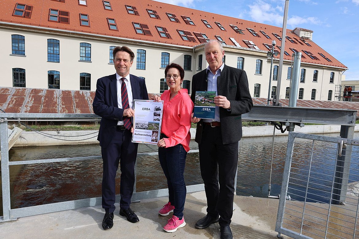 OB Michael Lang, Susanne Müller, Rainer Jensch mit Plakaten vor der Alten Spinnerei