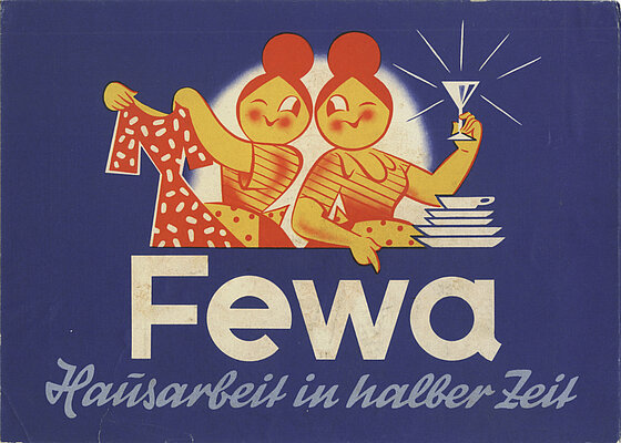 Zwei stilisierte Frauen lächeln, während sie Haushaltsarbeiten erledigen. Eine hält ein gemustertes Kleidungsstück, die andere ein Glas. Unter ihnen steht der Text "Fewo" und "Hausarbeit in halber Zeit" auf einem blauen Hintergrund.