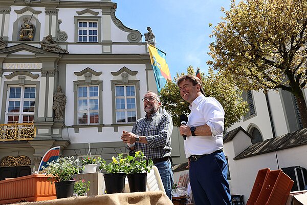 OB Michael Lang und Volker Kugel sprechen vor dem Rathaus miteinander