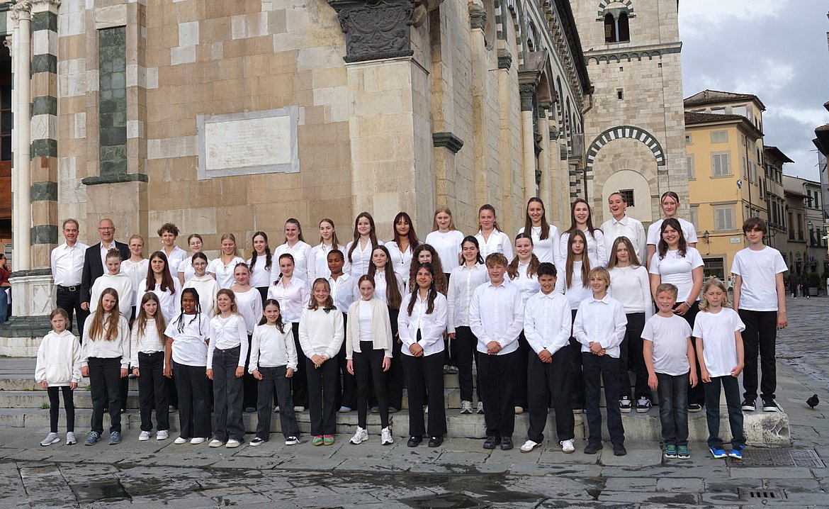 Gruppenbild auf der Domtreppe in Prato.