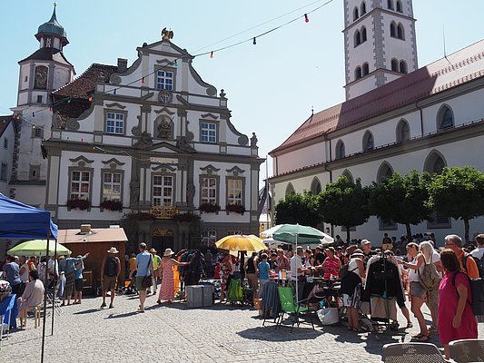 Der Marktplatz mit vielen Ständen und vielen Menschen
