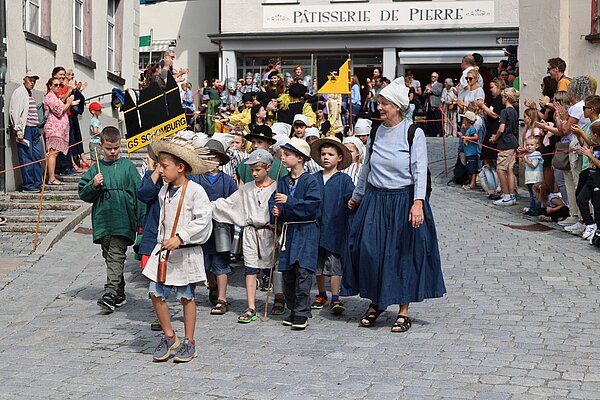 Schülerinnen und Schüler mit ihrer Lehrerin der Grundschule Schomburg am Eselberg