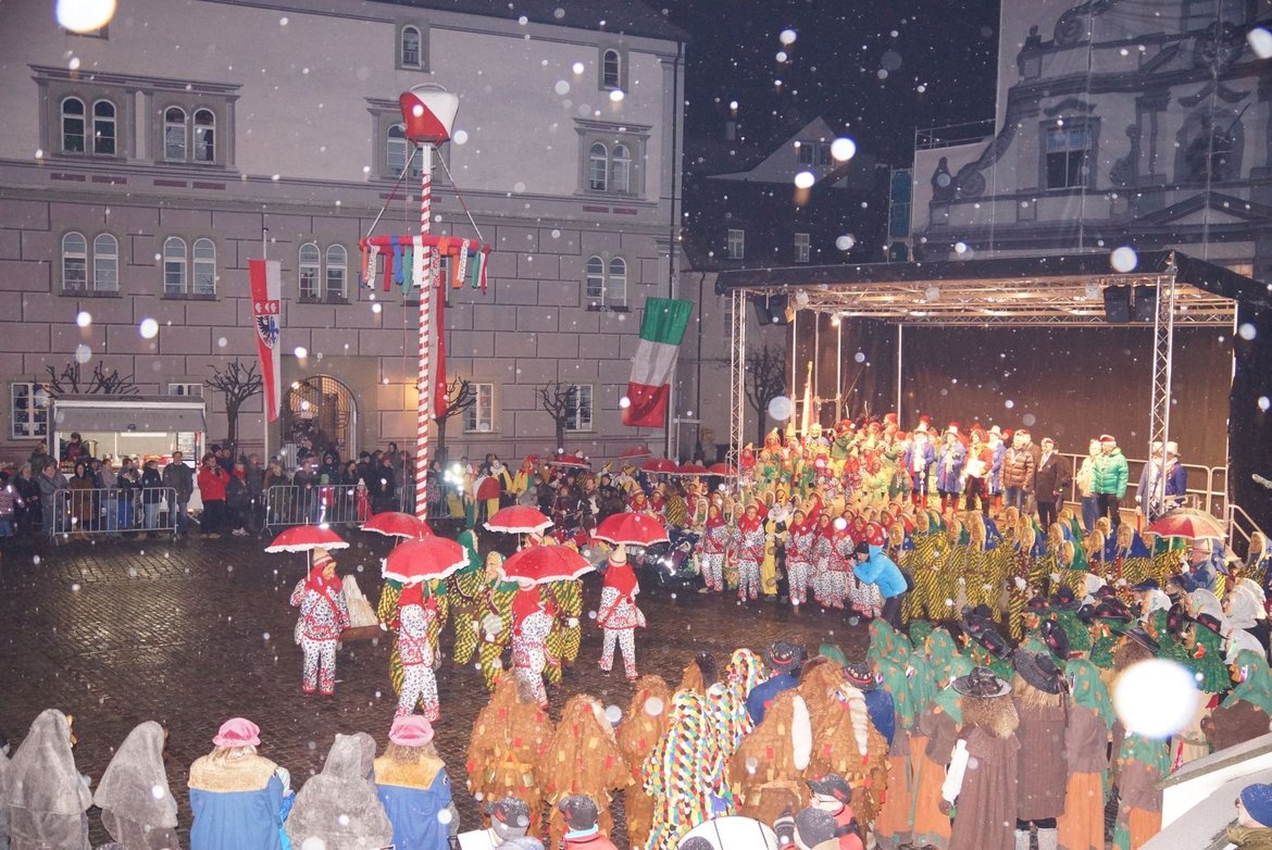 Bunter Fasnetshäser Narrenbaum, Bühne auf dem Marktplatz