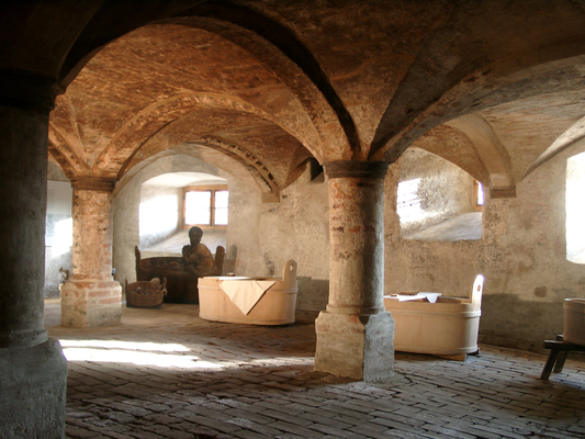 Blick in die historische Badstube mit Badezubern