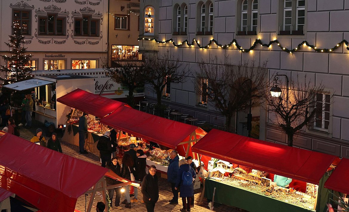 Stände auf dem Weihnachtsmarkt vor dem Hinderofenhaus.