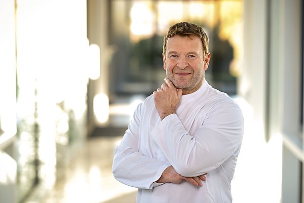 Ein Mann im Porträt.