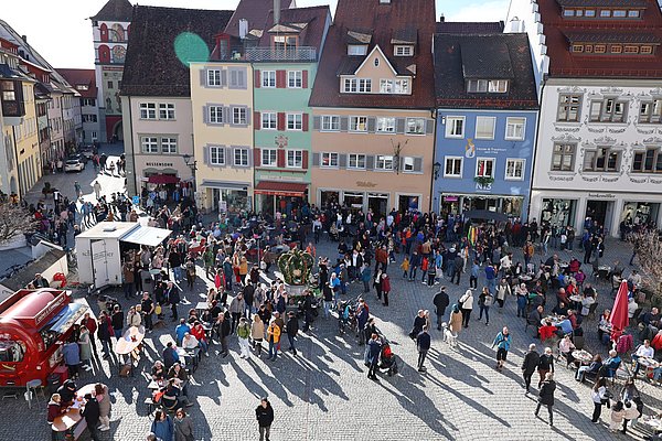Marktplatz von oben mit vielen Menschen