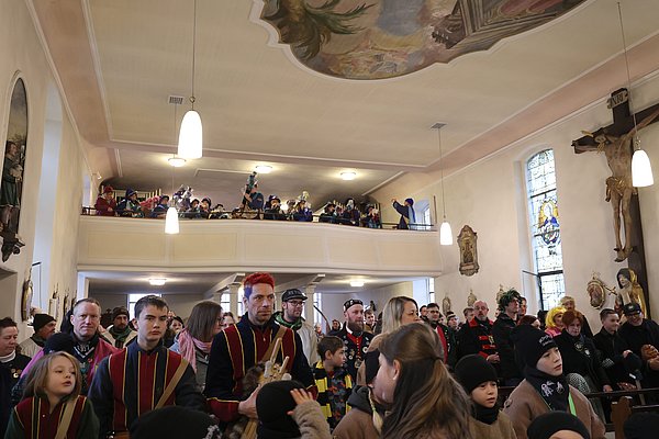Eine mit Narren komplett gefüllte Kirche in Karsee