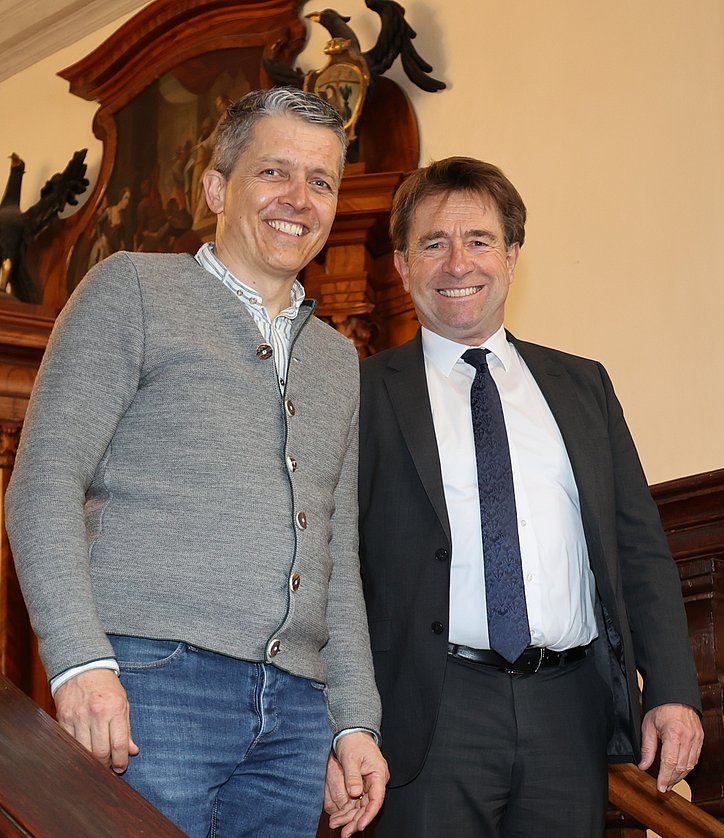 Zwei Männer auf der Treppe im Rathaus.