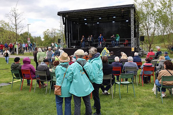 Viele Menschen vor der Bühne