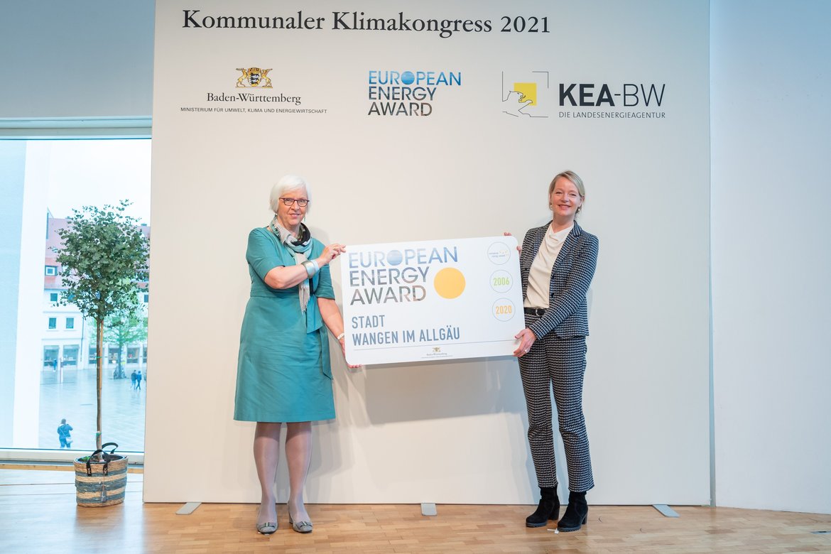 Getrud Heute-Bluhm und Umweltministerin Thekla Walker präsentieren den European Energie Award der Stadt Wangen im Allgäu